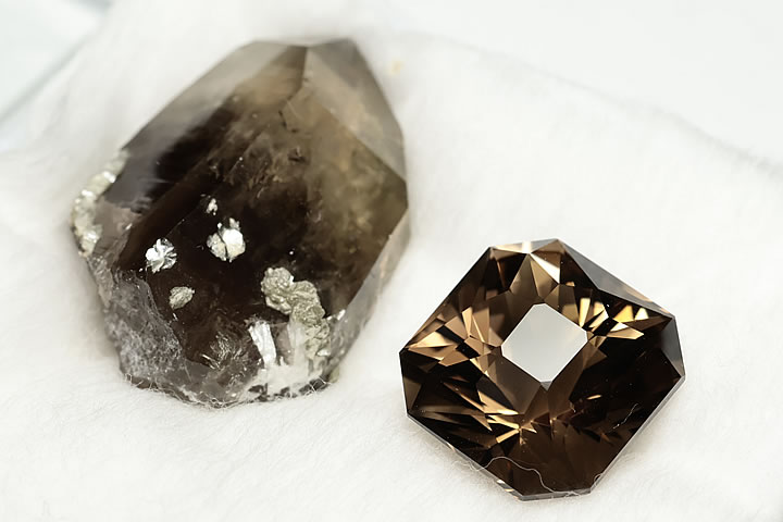 11.92ct滋賀県大津市産 煙水晶(スモーキークォーツ)ルース 原石付 (日本の職人シリーズ)