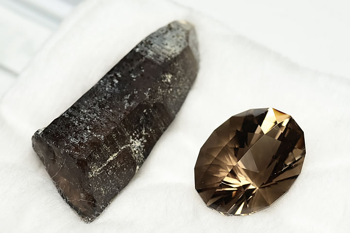 10.05ct滋賀県大津市産 煙水晶(スモーキークォーツ)ルース 原石付 (日本の職人シリーズ)