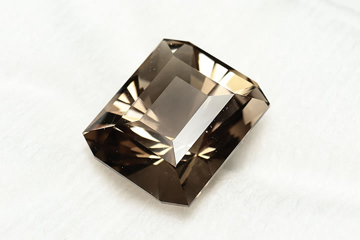 8.06ct滋賀県大津市産 煙水晶(スモーキークォーツ)ルース (日本の職人シリーズ)