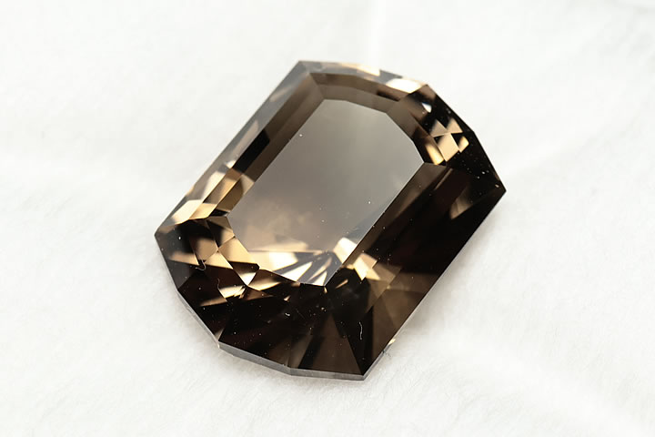 約14×11×8.5mm　8.01ct　 滋賀県大津市産の煙水晶(スモーキークォーツ)をルースに加工しました。 宝石質の大変美しい滋賀県産原石を使用しています。 滋賀県大津市田上山笹間ヶ岳産　