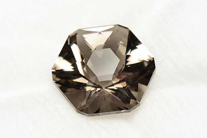 4.54ct滋賀県大津市産 煙水晶(スモーキークォーツ)ルース (日本の職人シリーズ)