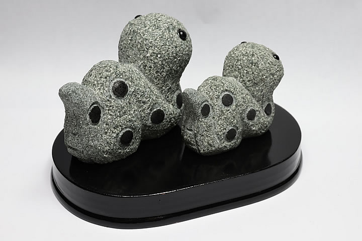 巳　置物　親子　花こう岩(緑)