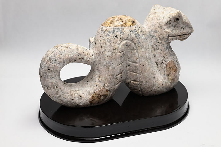 巳　置物　花こう岩(黄)