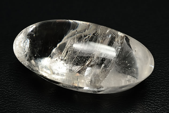 3.2×1.8×1.4cm　11.4g　 貫入水晶とは、水晶の結晶成長過程で他の水晶結晶を包み込んだものを言います。あたかも結晶が突き刺さっているかのように見えるため貫入水晶と呼ばれます。クォーツインクォーツやマニフェステーションという別名もあります。 今回入荷のルースは、貫入部分がはっきりと分かるものを厳選しております。お値段も出来る限り低く抑えております。
