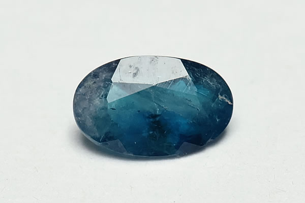 サイズ約:5×3×1.5mm 0.22ct　 ジンバブエ産ユークレースが当店初掲載となります。 ブラジル産に比べ色が濃くなっています。 ユークレースはベリリウム珪酸塩鉱物の一種で、名前の由来はギリシャ語で「簡単」と「割れる」を意味する単語を組み合わせたものであり、その名の通り硬度としては少し柔らかい部類の鉱物でございます。 ルースによっては美しいバイカラーを確認することができます。 ※ご希望があれば鑑別書の取得が可能です。(別途手数料を頂戴します。)　