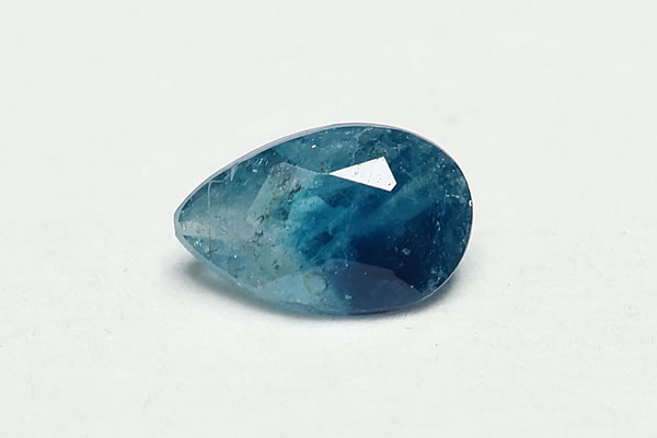 サイズ約:4.5×3×1.5mm 0.16ct　 ジンバブエ産ユークレースが当店初掲載となります。 ブラジル産に比べ色が濃くなっています。 ユークレースはベリリウム珪酸塩鉱物の一種で、名前の由来はギリシャ語で「簡単」と「割れる」を意味する単語を組み合わせたものであり、その名の通り硬度としては少し柔らかい部類の鉱物でございます。 ルースによっては美しいバイカラーを確認することができます。 ※ご希望があれば鑑別書の取得が可能です。(別途手数料を頂戴します。)　