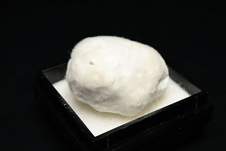 オケナイト原石(オーケン石)インド産 ケース入り(小)