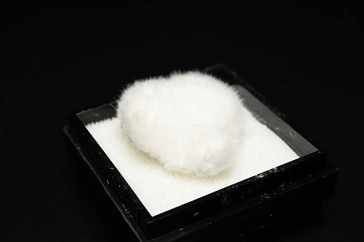 オケナイト原石(オーケン石)インド産 ケース入り(小)