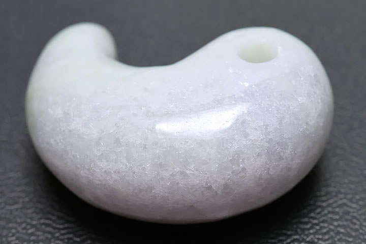 ラベンダーミャンマーヒスイ古代勾玉AAグレード