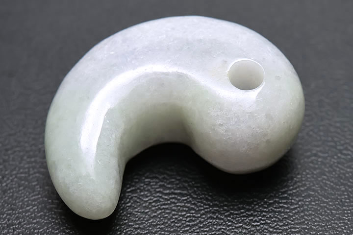 ラベンダーミャンマーヒスイ古代勾玉AAグレード