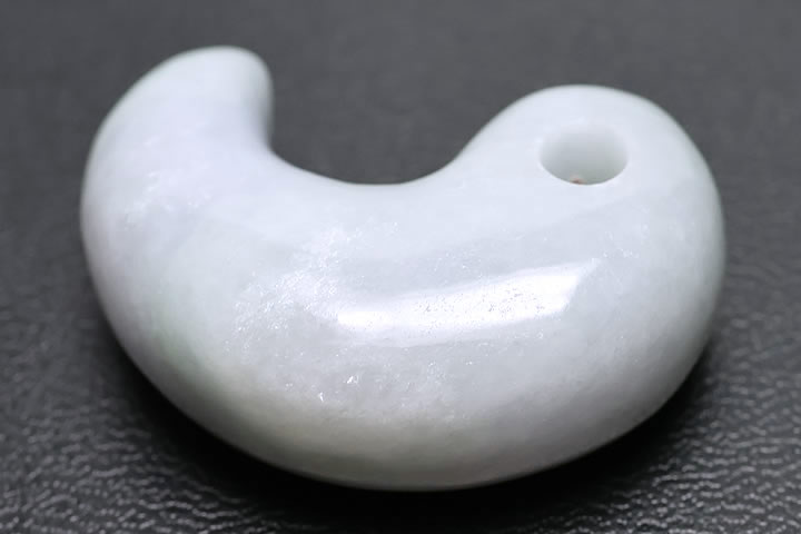 ラベンダーミャンマーヒスイ古代勾玉AAグレード