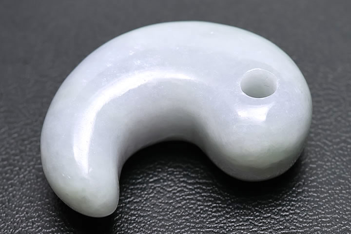 ラベンダーミャンマーヒスイ古代勾玉AAグレード