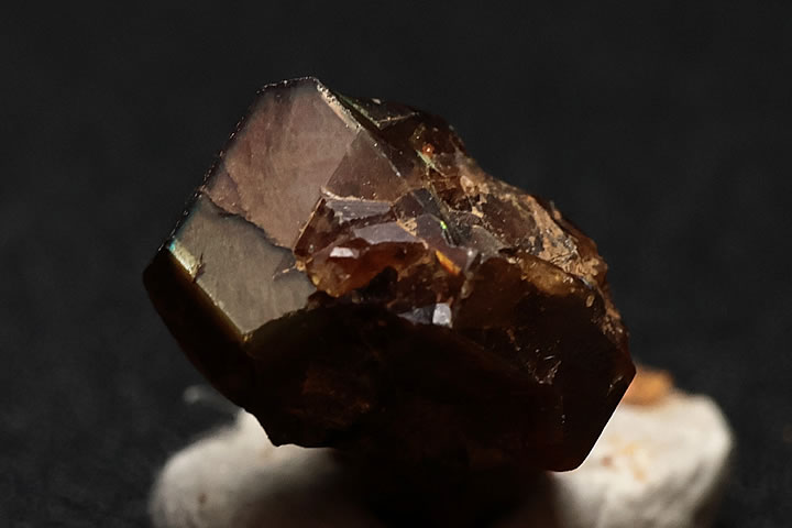 奈良県天川村産　レインボーガーネット単結晶