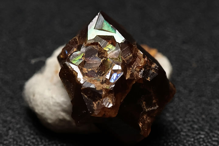 奈良県天川村産　レインボーガーネット単結晶