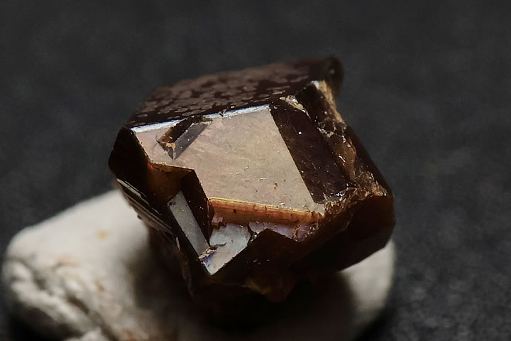 奈良県天川村産　レインボーガーネット単結晶