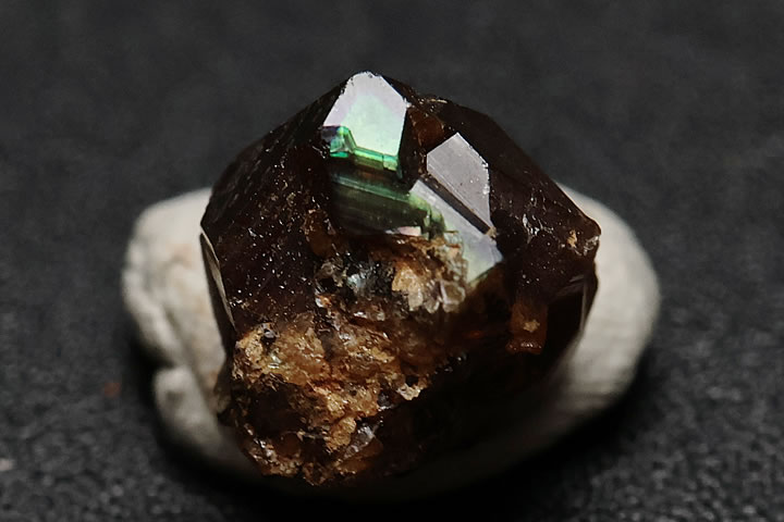 奈良県天川村産　レインボーガーネット単結晶