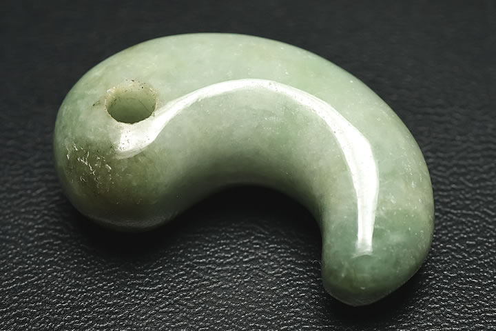 ミャンマーヒスイ古代勾玉Aグレード