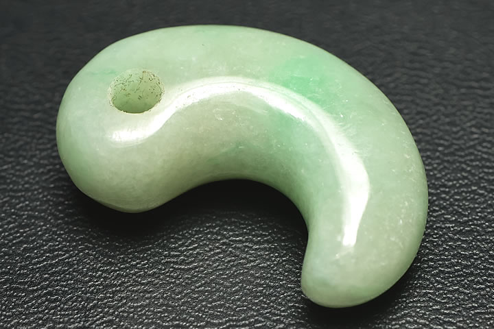 ミャンマーヒスイ古代勾玉Aグレード