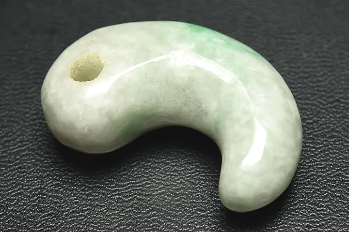 ミャンマーヒスイ古代勾玉Aグレード