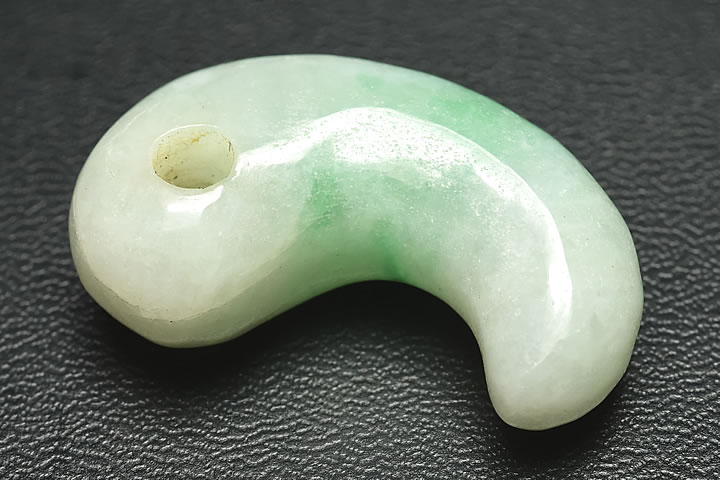 ミャンマーヒスイ古代勾玉Aグレード