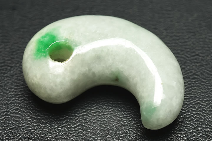 ミャンマーヒスイ古代勾玉Aグレード