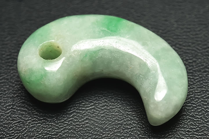 ミャンマーヒスイ古代勾玉Aグレード