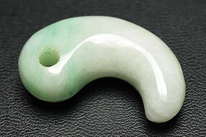 ミャンマーヒスイ古代勾玉Aグレード