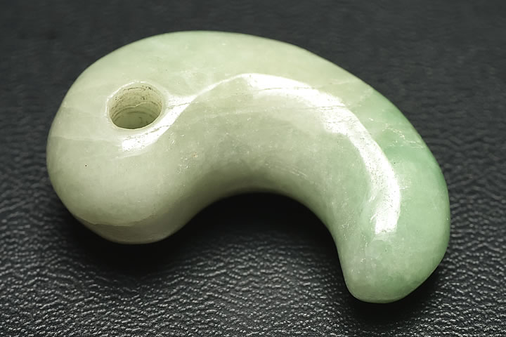 ミャンマーヒスイ古代勾玉Aグレード