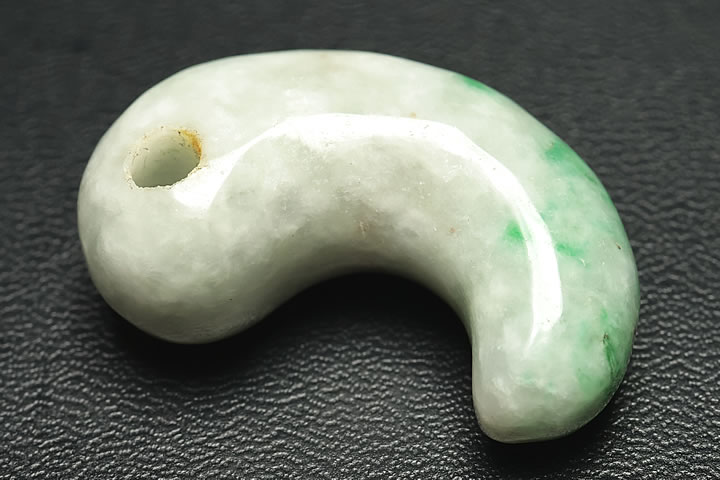 ミャンマーヒスイ古代勾玉Aグレード