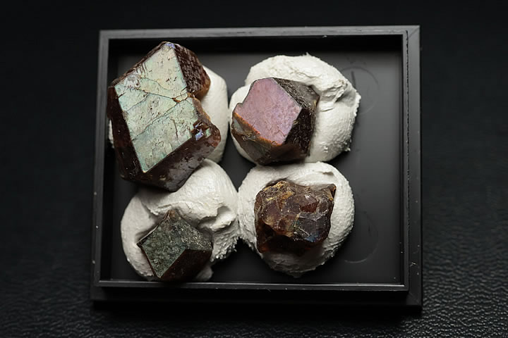 奈良県天川村産 レインボーガーネット単結晶ケース入り 4個セット