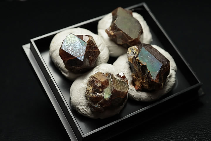 奈良県天川村産 レインボーガーネット単結晶ケース入り 4個セット