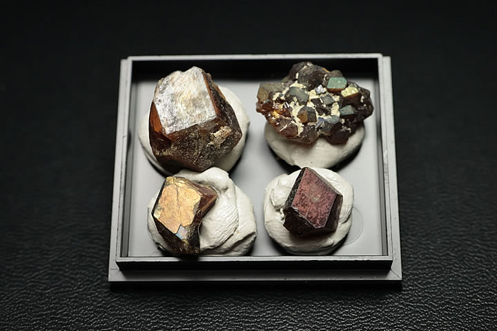 奈良県天川村産 レインボーガーネット単結晶ケース入り 4個セット