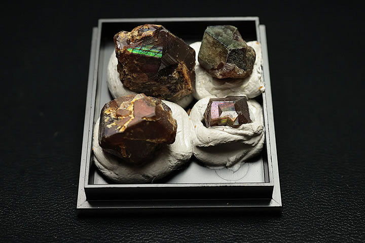 奈良県天川村産 レインボーガーネット単結晶ケース入り 4個セット