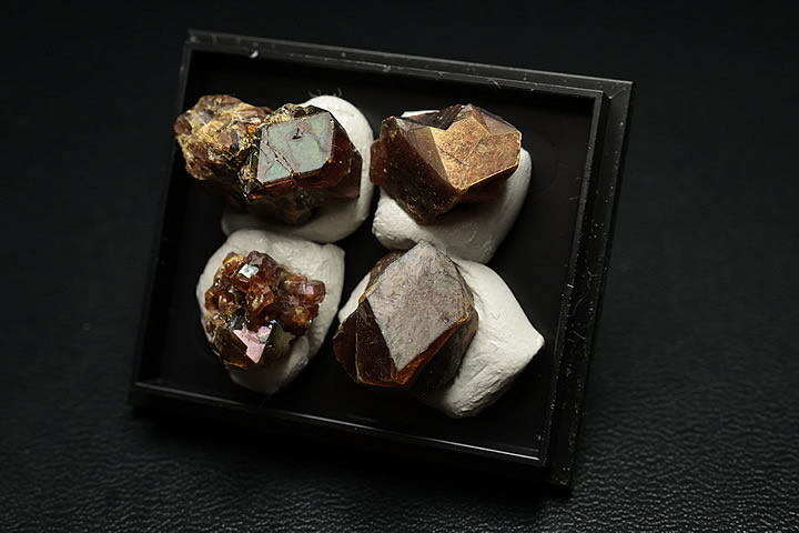 奈良県天川村産 レインボーガーネット単結晶ケース入り 4個セット