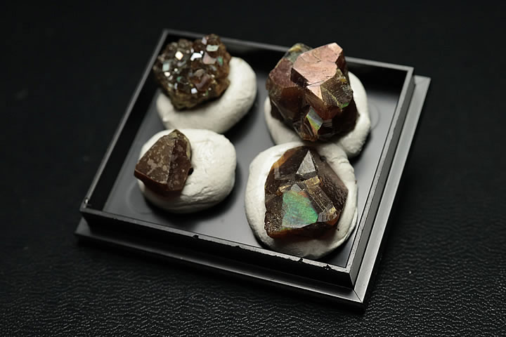 奈良県天川村産 レインボーガーネット単結晶ケース入り 4個セット