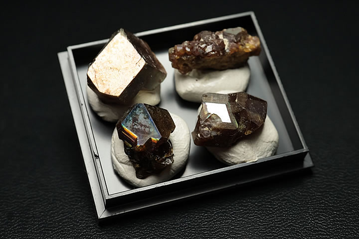 奈良県天川村産 レインボーガーネット単結晶ケース入り 4個セット