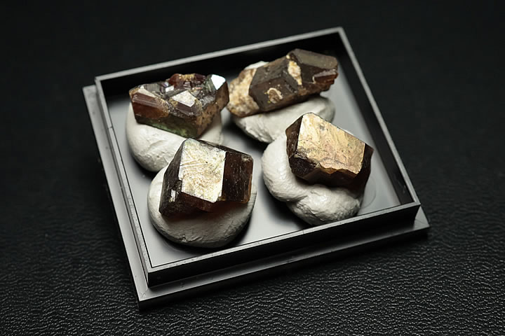 奈良県天川村産 レインボーガーネット単結晶ケース入り 4個セット