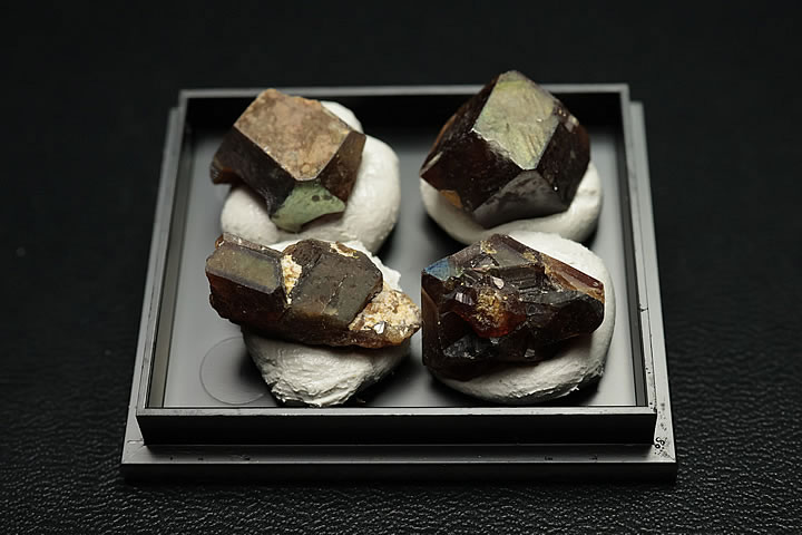 奈良県天川村産　レインボーガーネット単結晶ケース入り 4個セット