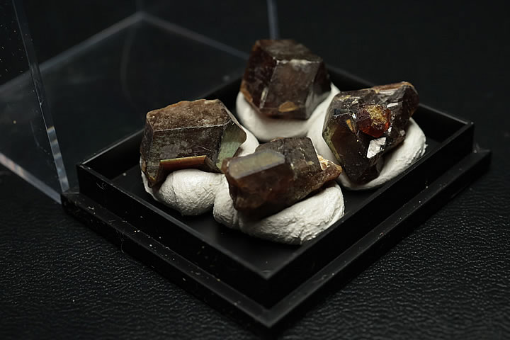 奈良県天川村産　レインボーガーネット単結晶ケース入り 4個セット