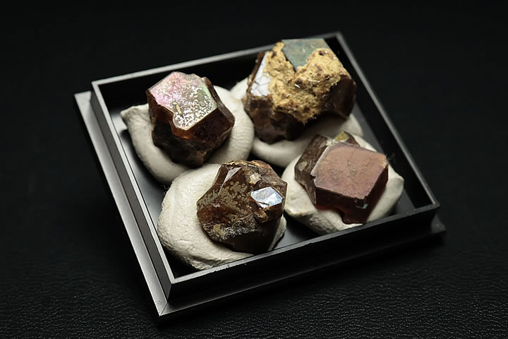 奈良県天川村産 レインボーガーネット単結晶ケース入り 4個セット