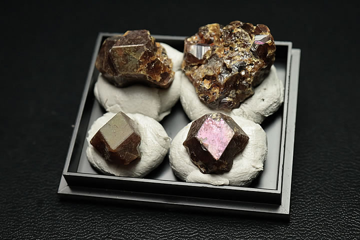 奈良県天川村産 レインボーガーネット単結晶ケース入り 4個セット