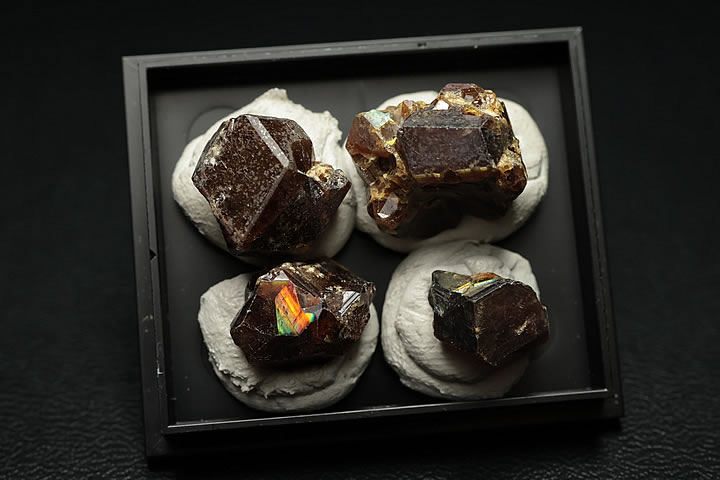 奈良県天川村産 レインボーガーネット単結晶ケース入り 4個セット