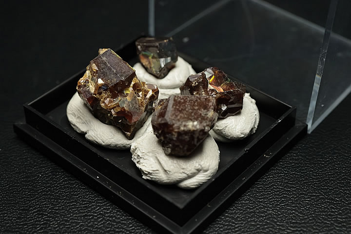 奈良県天川村産　レインボーガーネット単結晶ケース入り 4個セット