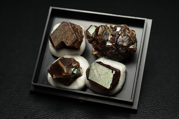 奈良県天川村産 レインボーガーネット単結晶ケース入り 4個セット
