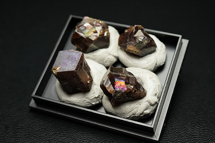 奈良県天川村産 レインボーガーネット単結晶ケース入り 4個セット