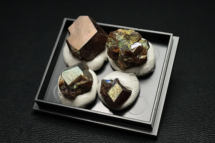 奈良県天川村産 レインボーガーネット単結晶ケース入り 4個セット