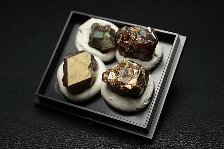 奈良県天川村産 レインボーガーネット単結晶ケース入り 4個セット