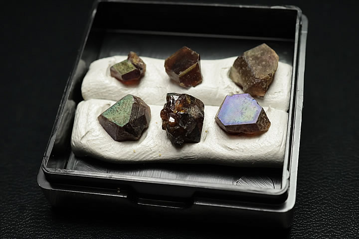 奈良県天川村産 レインボーガーネット単結晶ケース入り 6個セット