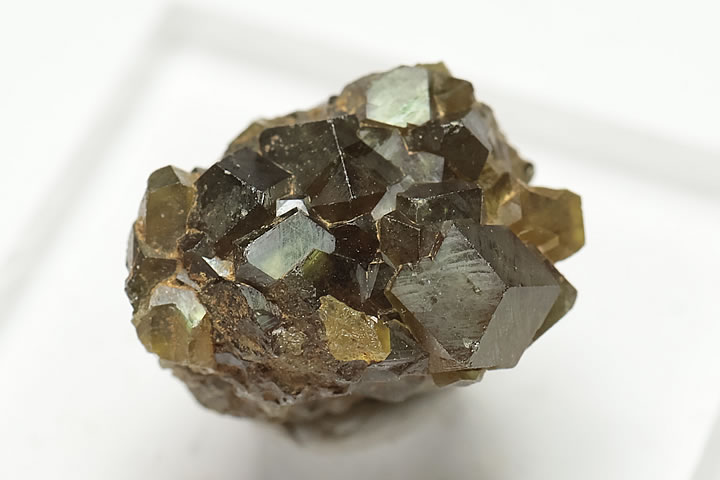 奈良県天川村産 灰鉄ザクロ石群晶 グリーンメタル