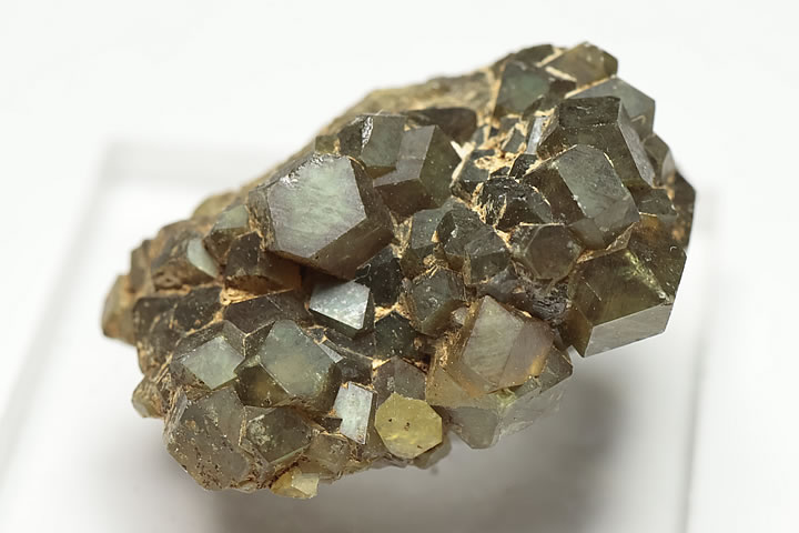 奈良県天川村産 灰鉄ザクロ石群晶 グリーンメタル